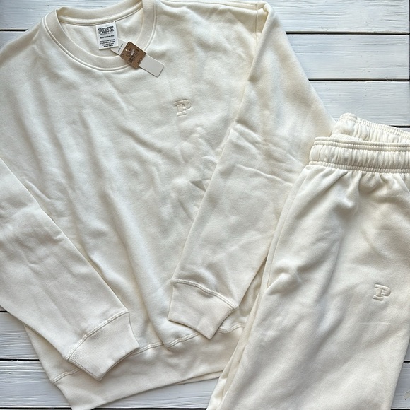 NWT VS PINK Crew Neck Fleece Sweatshirt and Joggers Set in Creamer size XS - Picture 4 of 4
